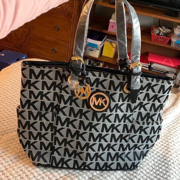 Michael Kors Handbags - Michael kors bag (not authentic)